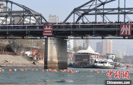 圖為活動(dòng)現(xiàn)場(chǎng)冬泳愛好者表演“漂游”。　楊艷敏 攝