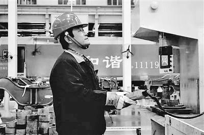 蘭州：寒夜黃河邊，他一把拉出落水大學(xué)生