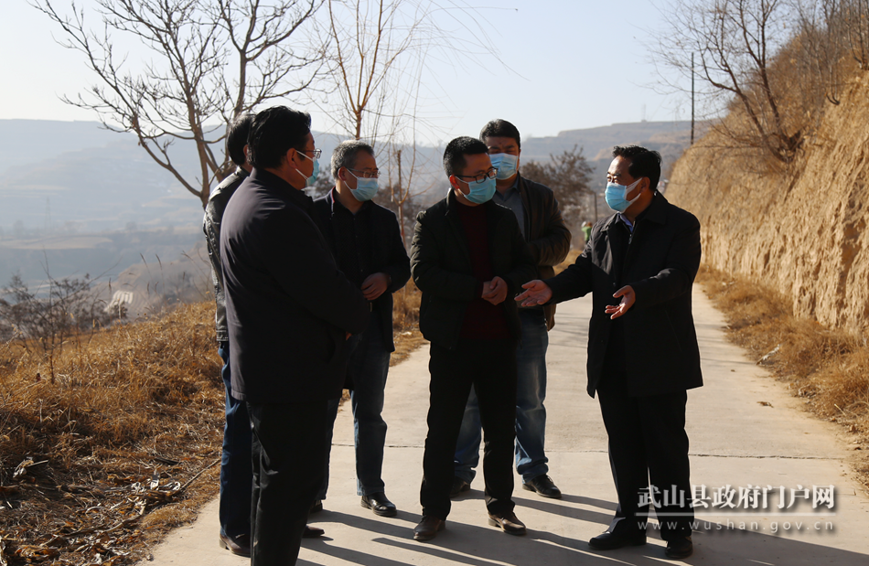 索鴻賓在鴛鴦、樺林鎮(zhèn)檢查指導(dǎo)疫情防控和脫貧攻堅等工作