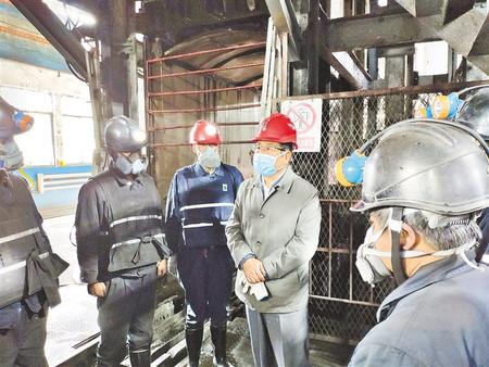 林鐸在平?jīng)稣{(diào)研指導(dǎo)疫情防控和生產(chǎn)恢復(fù)時強調(diào) 分類施策精準(zhǔn)防控 積極推動生產(chǎn)恢復(fù) 確保實現(xiàn)全省經(jīng)濟(jì)社會發(fā)展目標(biāo)任務(wù)