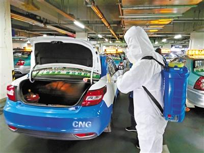 免費接送一線抗“疫”人員 蘭州奔馬雷鋒車隊，你們真棒！