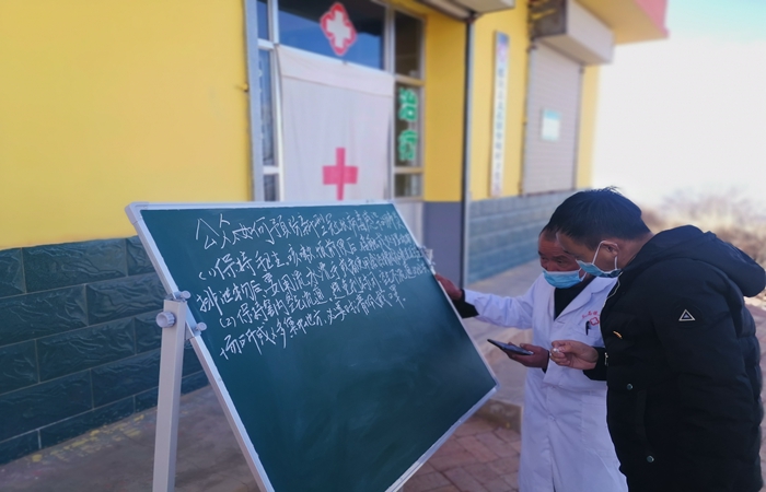 市紀委監(jiān)委駐村幫扶干部馬維高在村衛(wèi)生室宣傳疫情防控知識。.jpg