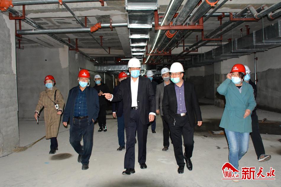 王軍對天水大劇院項目進行現(xiàn)場辦公