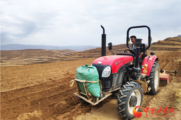 【甘肅省決戰(zhàn)決勝脫貧攻堅(jiān)】理事長(zhǎng)發(fā)明開行機(jī)  種植藥材更攢勁