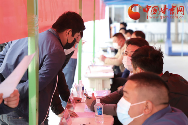 【甘肅省決戰(zhàn)決勝脫貧攻堅】扶貧又扶志！把“就業(yè)大禮包”送到貧困戶家門口（圖）