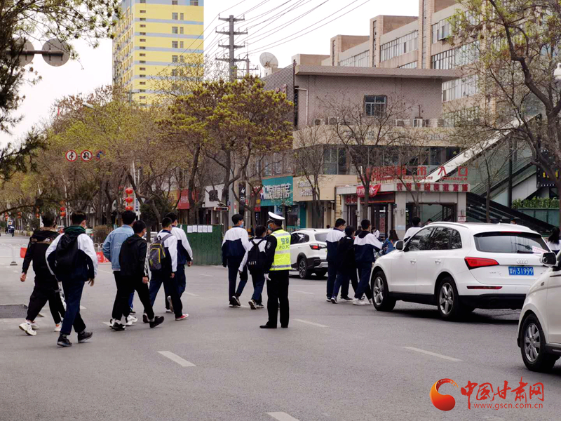 保駕護航！涼州公安交警“護學崗” 撐起“平安傘”