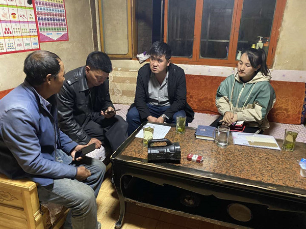 圖為木耳鎮(zhèn)紀(jì)檢干事盧建民（左三）連夜在多壩村多壩組奚連德家中了解受災(zāi)情況，排查安全隱患，并宣傳發(fā)生次生災(zāi)害的相關(guān)知識(shí)。_副本.jpg