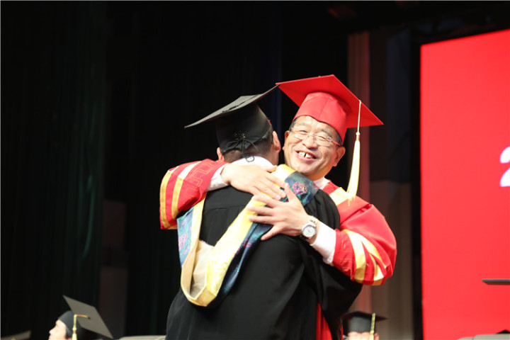 17分鐘14次掌聲！隴東學院院長辛剛國這樣深情寄語畢業(yè)生