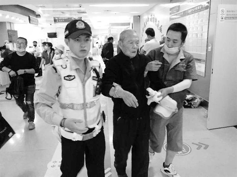 蘭州街頭最美的一次逆行！耄耋老人摔倒街頭 交警的哥合力救助3分鐘