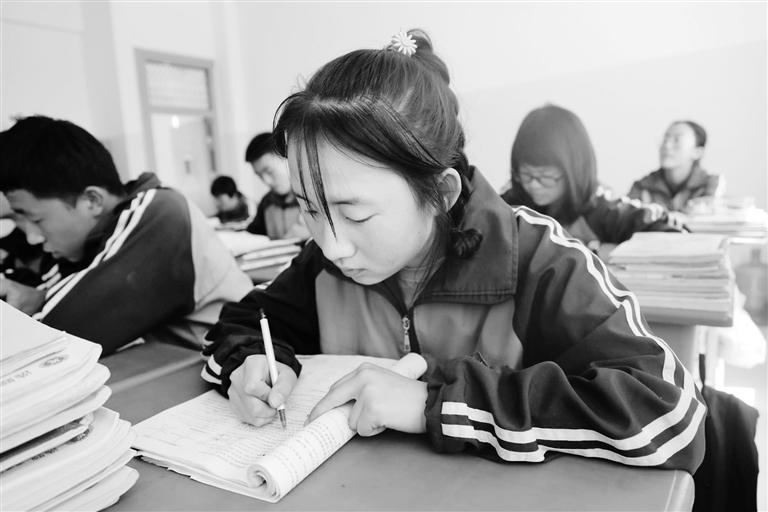 慶陽環(huán)縣這名小姑娘，柔弱肩膀撐起一個(gè)大家庭