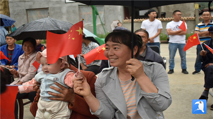 隴南市紀(jì)委監(jiān)委黨員干部與宕昌縣官亭鎮(zhèn)杜家村群眾一起慶祝黨的生日。_副本.jpg