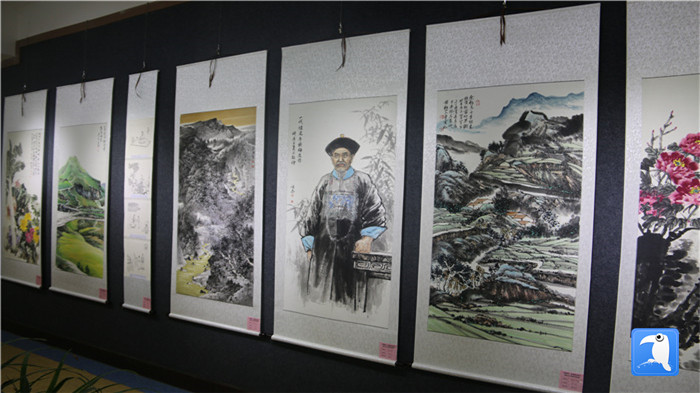 7月1日上午，定西市通渭縣紀(jì)委監(jiān)委舉辦“襄郡清風(fēng)·喜迎建黨99周年”廉政文化書畫展， 共同為黨的生日獻(xiàn)禮。_副本.jpg