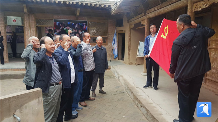 7月1日，臨夏州紀(jì)委監(jiān)委機(jī)關(guān)黨總支組織退休黨支部部分黨員前往東鄉(xiāng)縣布楞溝村史館，開展主題黨日活動(dòng)。_副本.jpg