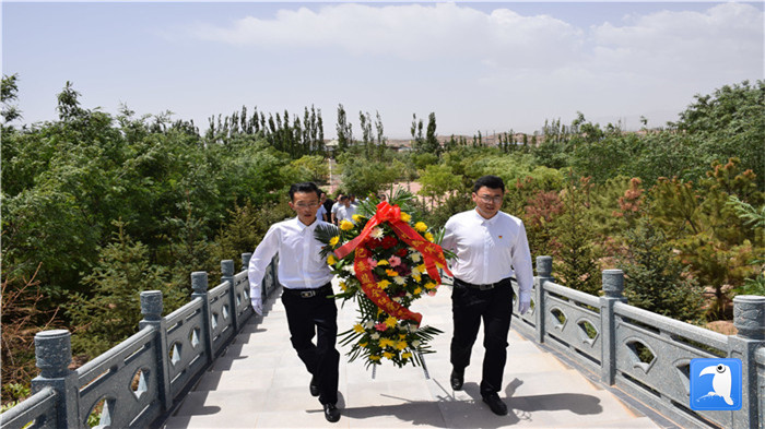 七一”前夕，白銀市紀(jì)委監(jiān)委機(jī)關(guān)黨委組織黨員來到紅軍西路軍景泰烈士陵園開展主題黨日活動(dòng)。 朱鵬拍攝_副本.jpg