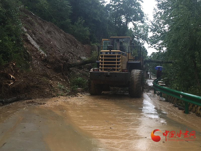 康縣長壩鎮(zhèn)：鏟車、120合力“逆行”救援群眾  