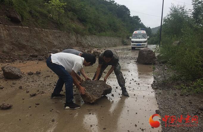 康縣長(zhǎng)壩鎮(zhèn)：鏟車、120合力“逆行”救援群眾  