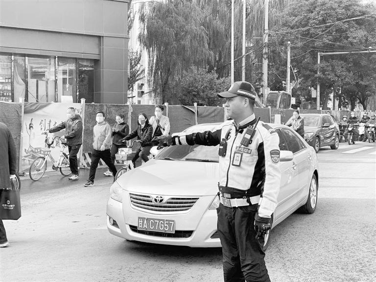 近期蘭州市區(qū)多處路段占道施工，高峰期市民請盡量繞行