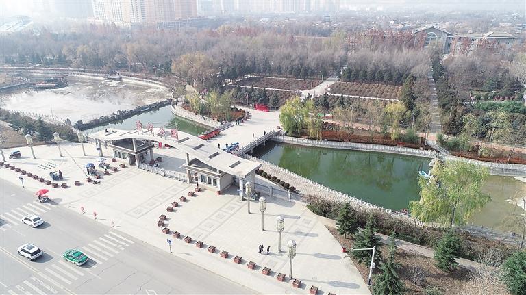 　初冬時節(jié)，臨夏市東郊公園里,楓樹、松柏、云杉等樹木色彩斑斕