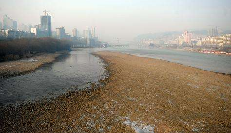 市民：黃河水位大降會(huì)不會(huì)影響供水？ 水務(wù)部門：枯水期流量偏小屬于正?，F(xiàn)象