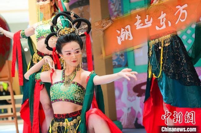 圖為今年9月5日，在重慶亮相的敦煌博物館“潮起東方”主題活動(dòng)現(xiàn)場(chǎng)。敦煌博物館供圖