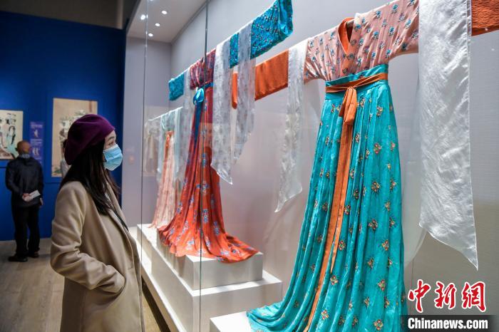 觀眾在參觀唐代服飾。　駱云飛 攝