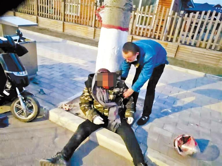 蘭州：騎摩托車男子清晨撞傷 熱心“的哥”全力救助！