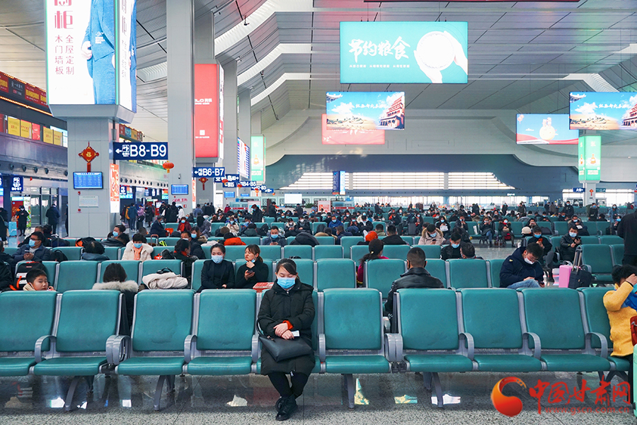 蘭州車站：用心守護(hù)“開(kāi)往春天的列車” 做好旅客節(jié)后返程運(yùn)輸