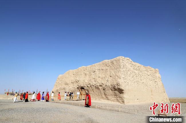 數(shù)十位身著古裝的女性通過體驗(yàn)賞漢舞、習(xí)漢禮、吟誦詩詞等中華傳統(tǒng)文化，再現(xiàn)古絲綢之路的繁華盛景?！⊥踺?攝