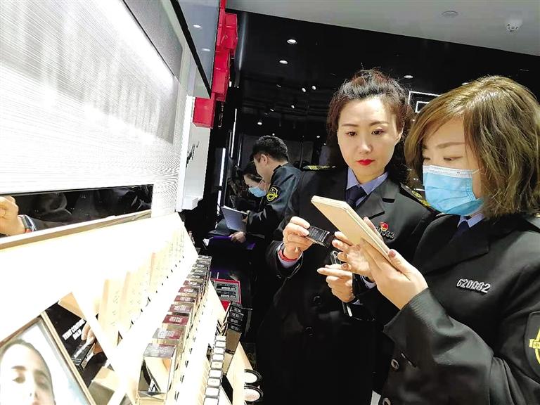 蘭州打開(kāi)“化妝品監(jiān)管” 掃碼就可查詢(xún)真假