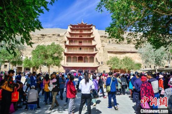 中國農(nóng)歷四月初八，敦煌民眾傳承歷史習(xí)俗，前往莫高窟燒香禮佛、祈福。(資料圖) 王斌銀 攝