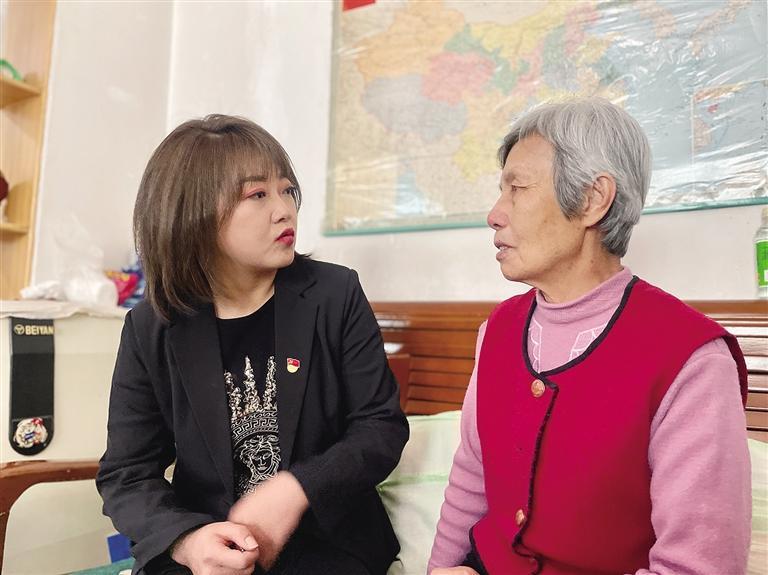 敦煌路街道任家莊街東社區(qū)黨委書(shū)記、居委會(huì)主任譚莉：我們必須成為老百姓?qǐng)?jiān)強(qiáng)的后盾