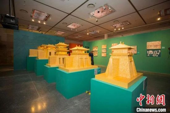 圖為呈現(xiàn)敦煌壁畫中的建筑和園林之美的復(fù)原模型。(資料圖) 敦煌研究院供圖