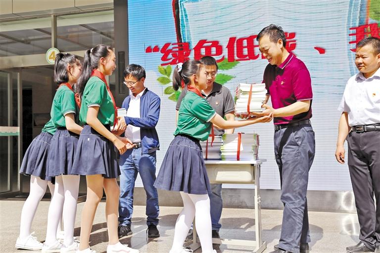 甘肅省生態(tài)環(huán)境廳開(kāi)展送書(shū)進(jìn)?；顒?dòng)