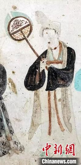 “一把小扇在手，笑對仲夏酷暑?！眻D為莫高窟第468窟《執(zhí)團(tuán)扇女供養(yǎng)人》(中唐)?！《鼗脱芯吭汗﹫D