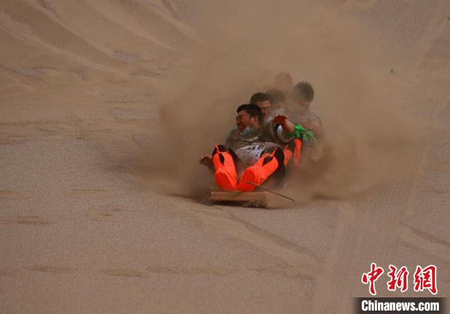 6月13日，敦煌鳴沙山月牙泉景區(qū)舉辦滑沙比賽?！●T豆 攝