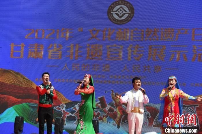 圖為甘肅臨夏回族自治州非遺傳承人演唱花兒?！钇G敏 攝