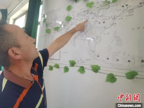 圖為甘肅省社會科學院絲綢之路研究所所長侯宗輝指出《絲綢之路古文明》課題組考察線路。　閆姣 攝