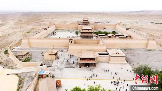 圖為7月中旬，世界文化遺產(chǎn)——嘉峪關(guān)，它是中國(guó)明代萬(wàn)里長(zhǎng)城的西端起點(diǎn)?！「哒埂z