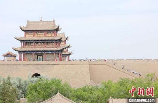 歷經(jīng)數(shù)十載保護(hù)修繕的古老關(guān)城得以延年益壽，成為了海內(nèi)外游客“絲路游”的必經(jīng)打卡地?！「哒?攝
