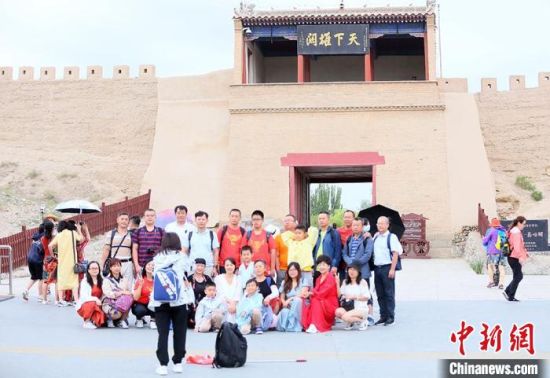 歷經(jīng)數(shù)十載保護(hù)修繕的古老關(guān)城得以延年益壽，成為了海內(nèi)外游客“絲路游”的必經(jīng)打卡地?！「哒?攝