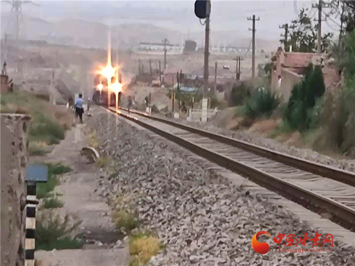 驚險(xiǎn)！火車來臨小男孩鐵路上玩耍 蘭鐵民警飛奔將其救下