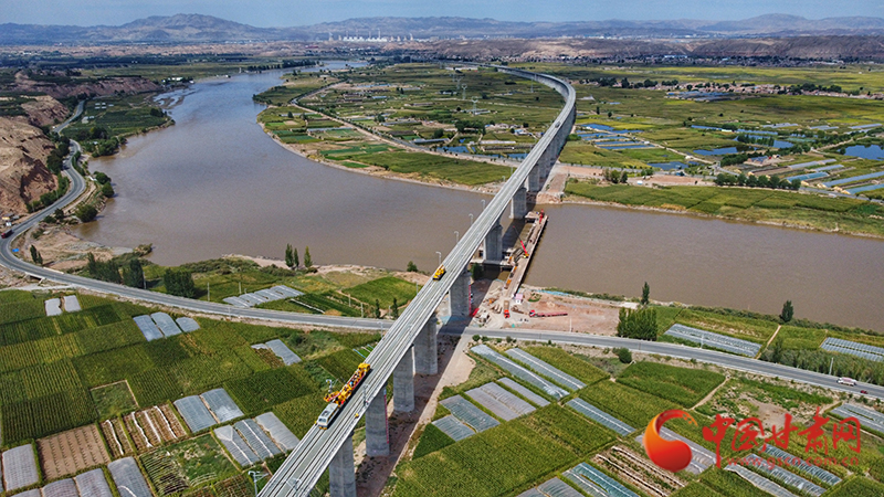 【隴拍客】直擊現(xiàn)場！看中蘭鐵路首條接觸網(wǎng)導(dǎo)線如何架設(shè)