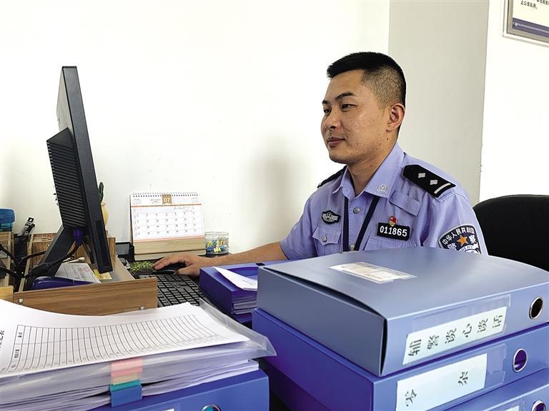 “身為黨員，就應(yīng)該第一個(gè)往前沖”