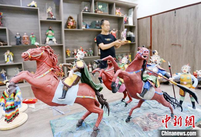 安秋平是成州面塑第五代傳承人，也是當(dāng)?shù)匚ㄒ粓?jiān)守面塑制作的人?！「哒?攝