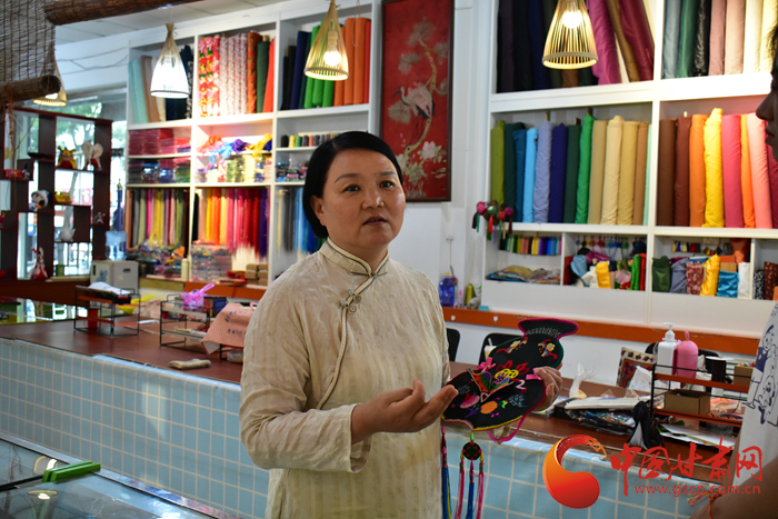 【蘭大新聞學(xué)子重走西北角】香包傳承人劉蘭芳：飛針走線，傳承匠心 