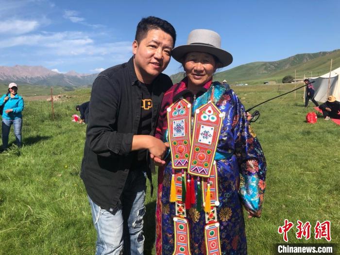 圖為拍攝紀(jì)錄片《西茂的婚禮》期間，張輝剛(左)與裕固族老人合影留念。(資料圖) 張輝剛供圖