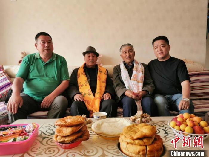 圖為張輝剛(右一)拜訪甘肅肅南縣裕固族德高望重的老人。(資料圖) 張輝剛供圖