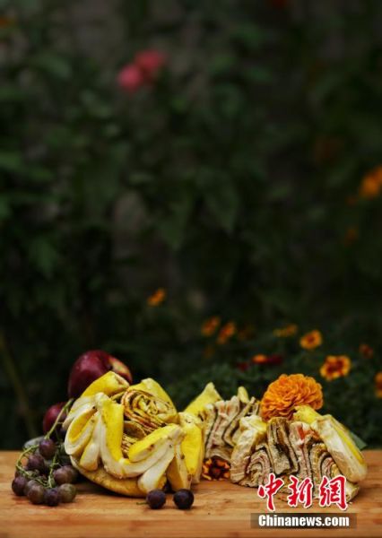 圖為做好的月餅，狀似玫瑰，切開后層層疊疊，色彩斑斕。張文 攝