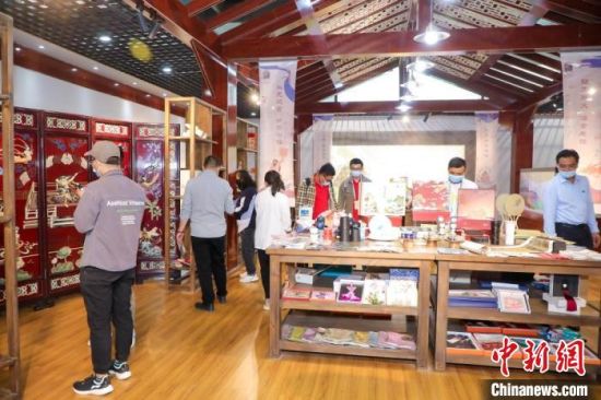 圖為甘肅“一會(huì)一節(jié)”期間，位于敦煌的天水市展館中，民眾觀賞文創(chuàng)產(chǎn)品?！「拭C省文化和旅游廳供圖