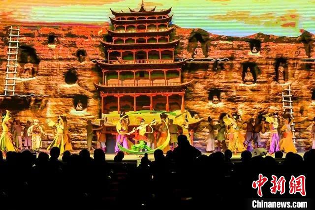開(kāi)幕式文藝展示“相約敦煌”，通過(guò)數(shù)字技術(shù)將莫高窟“搬到”演出現(xiàn)場(chǎng)?！「拭C省文化和旅游廳供圖